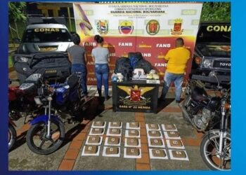 Militares venezolanos detienen a tres personas por transportar 15,9 kilos de cocaína en Mérida