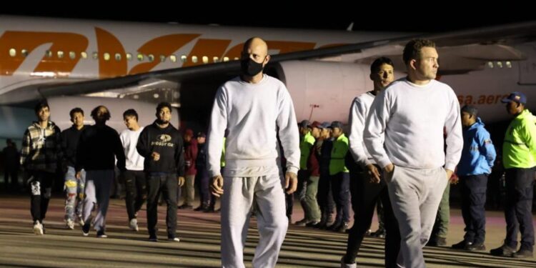 Aterriza en Maiquetía avión con nuevo grupo de 199 migrantes venezolanos repatriados desde EEUU