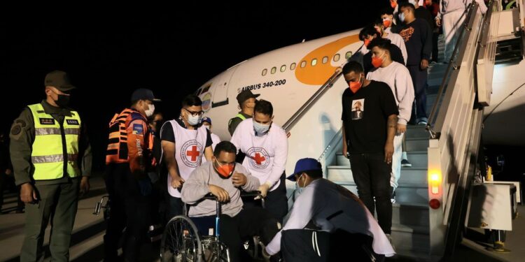 Aterriza en Venezuela un avión con 178 migrantes deportados por Estados Unidos