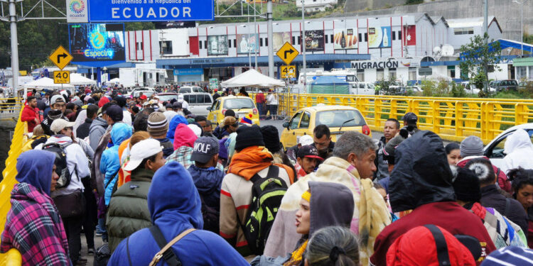 Derogación de amnistía en Ecuador deja en vilo a 90 mil venezolanos, denuncia organización civil