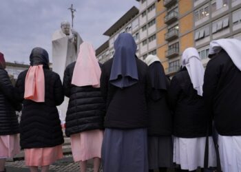 Papa Francisco sigue estable, no ha tenido nueva crisis respiratoria: Vaticano