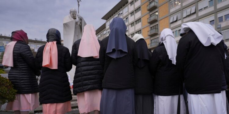 Papa Francisco sigue estable, no ha tenido nueva crisis respiratoria: Vaticano