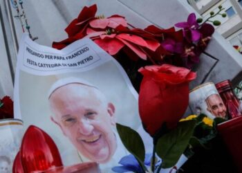 El papa Francisco continúa mejorando, pero es prematuro hablar de participación en actos