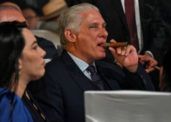 capitalismo a distancia mientras la mayoría de los cubanos viven a oscuras y comen una vez al día