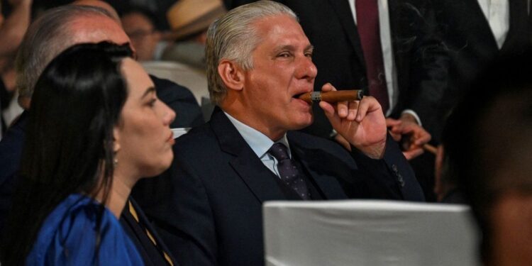 capitalismo a distancia mientras la mayoría de los cubanos viven a oscuras y comen una vez al día