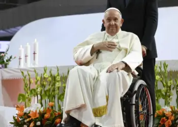 El papa Francisco requiere menos flujo de oxígeno en su terapia después de 32 días hospitalizado