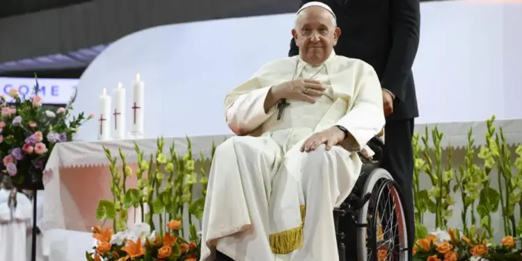 El papa Francisco requiere menos flujo de oxígeno en su terapia después de 32 días hospitalizado