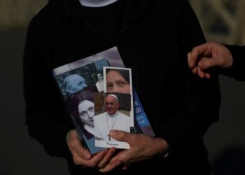 El papa Francisco descansa y respira sin ventilación tras complicaciones