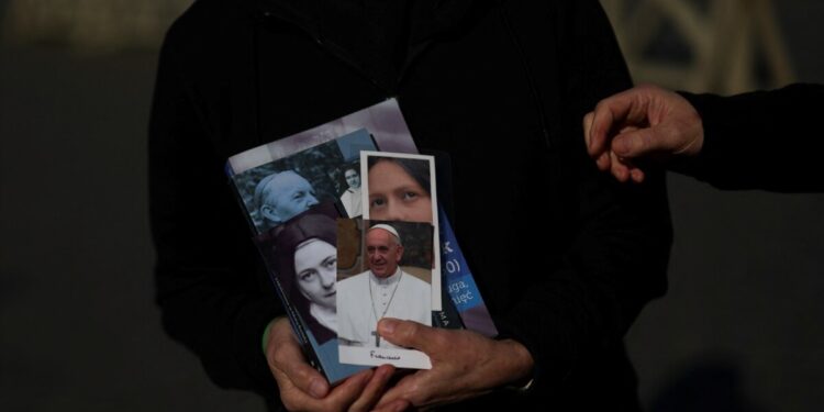 El papa Francisco descansa y respira sin ventilación tras complicaciones