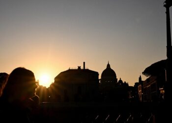 Papa Francisco se mantiene estable el martes, sin nuevas crisis: Vaticano