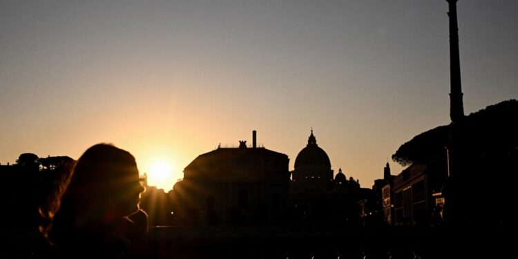 Papa Francisco se mantiene estable el martes, sin nuevas crisis: Vaticano