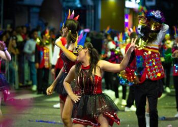 Venezolanos disfrutan el Carnaval con desfiles de carrozas y visitas playeras