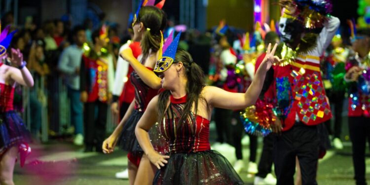 Venezolanos disfrutan el Carnaval con desfiles de carrozas y visitas playeras