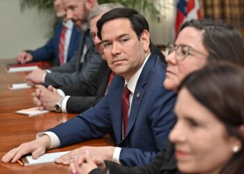 EEUU despliega un destructor en aguas del Esequibo y amenaza a Venezuela con consecuencias en caso de agresión