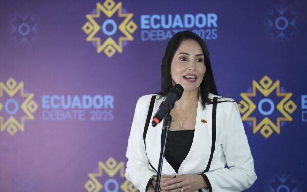 Ecuador: Luisa González reconocerá a Maduro como presidente y evita calificar a Venezuela de «dictadura»