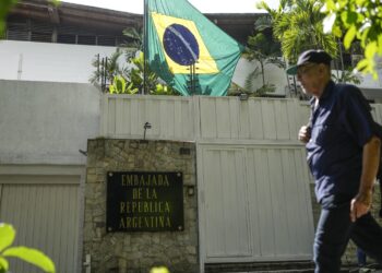 Oposición denuncia “bloqueo para acceder a servicios básicos” en la embajada argentina en Caracas