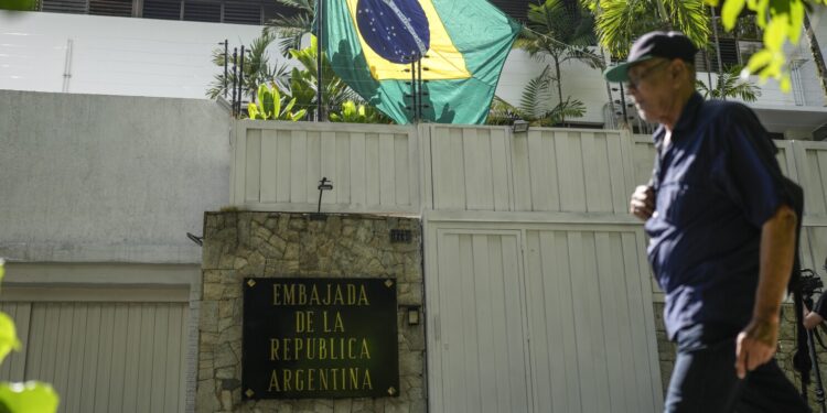 Oposición denuncia “bloqueo para acceder a servicios básicos” en la embajada argentina en Caracas