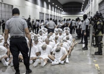 El Salvador dice que se podrían revisar posibles violaciones de derechos humanos de venezolanos deportados por EE.UU.