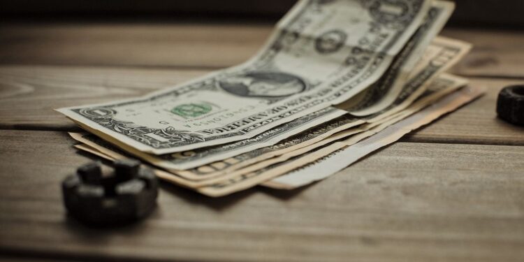 Aumenta el precio del dólar en el mercado negro en Cuba, ¿a cuánto ascendió?