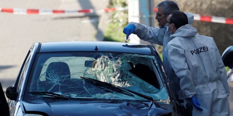 Una persona muere al arrollar un coche a una multitud en Alemania, según la policía