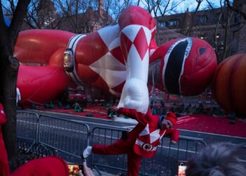 Policías de Brasil se disfrazan de Power Rangers para arrestar a carteristas durante el Carnaval