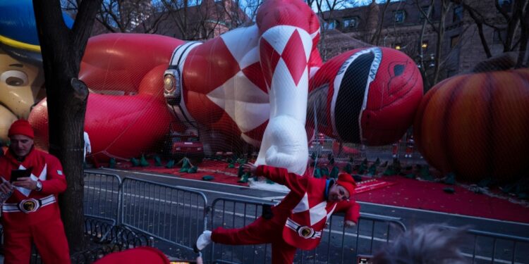 Policías de Brasil se disfrazan de Power Rangers para arrestar a carteristas durante el Carnaval