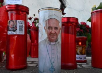 El papa parece estar superando un contratiempo en su recuperación de la neumonía