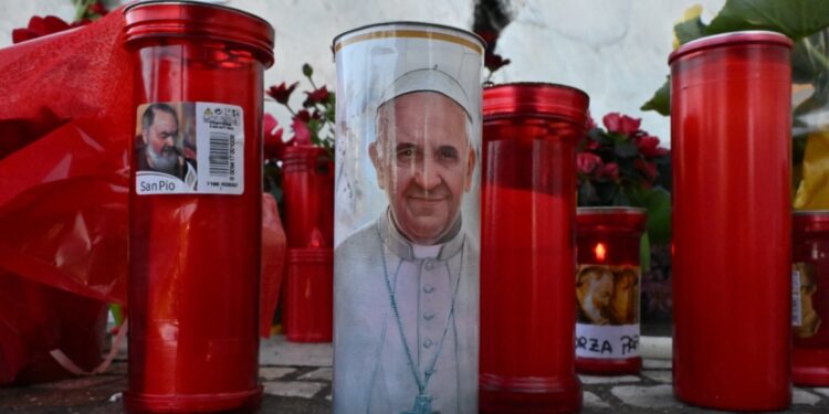 El papa parece estar superando un contratiempo en su recuperación de la neumonía