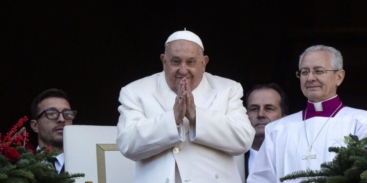 El papa Francisco consolida mejoría tras 25 días hospitalizado y ya no está en «peligro inminente»