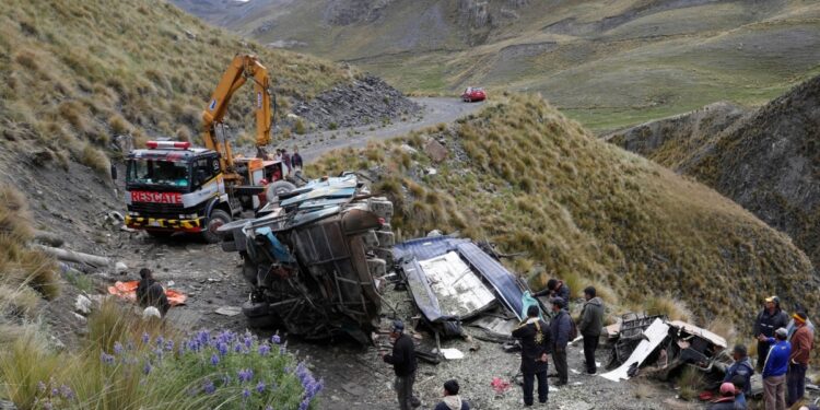 Al menos 15 personas mueren en Bolivia en ruta donde hace dos días otro accidente cobró 37 vidas