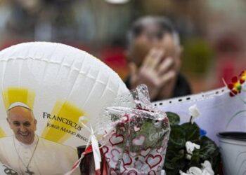 El papa Francisco sigue estable, sin fiebre y sin ventilación mecánica, tras 17 días hospitalizado