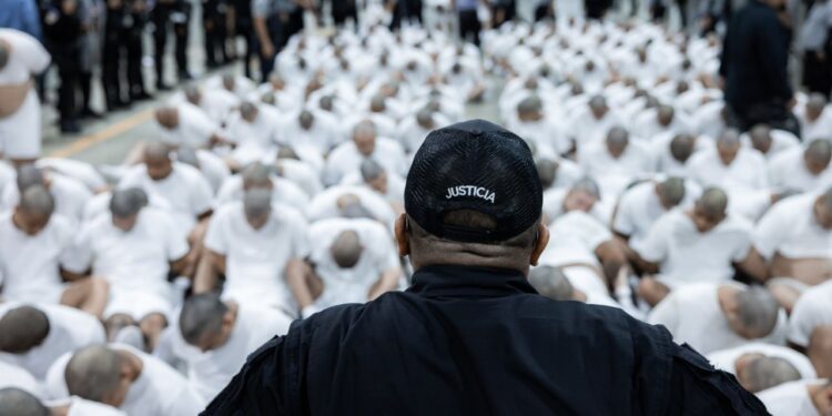 Venezuela pide a la ONU interceder para que El Salvador entregue nombres de migrantes detenidos y responda judicialmente