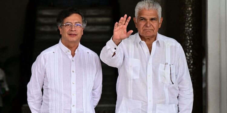 Panamá y Colombia «colaborarán» para dar «trato humanitario» a migrantes en retorno al sur