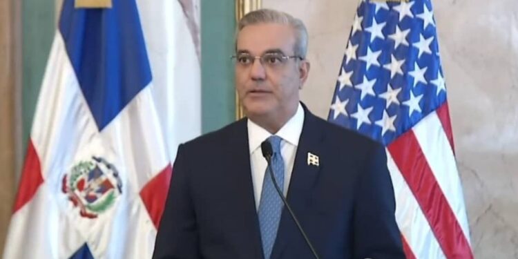 Luis Abinader defiende decreto que declara como terroristas a las bandas de Haití