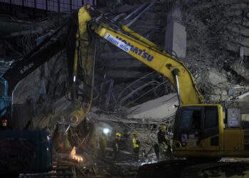 Suben a 13 los cadáveres recuperados de edificio en Bangkok en fase crítica del rescate