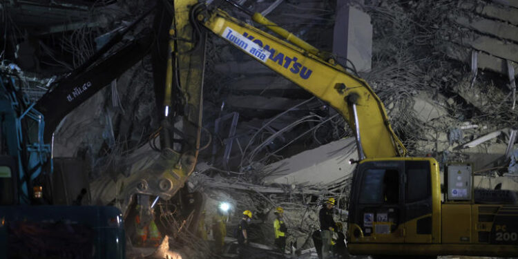 Suben a 13 los cadáveres recuperados de edificio en Bangkok en fase crítica del rescate