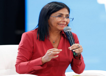 Vicepresidenta Delcy Rodríguez reitera exigencia a El Salvador para que retorne a connacionales de inmediato