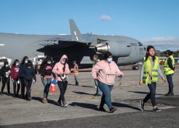 Trump pide fondos federales para «la mayor deportación de la historia» de EE.UU.