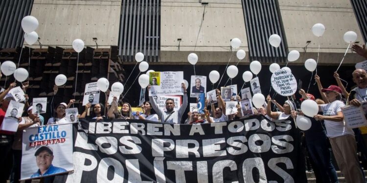 María Corina Machado elogia ruta por la libertad de los presos políticos; familiares exigen mesa de diálogo