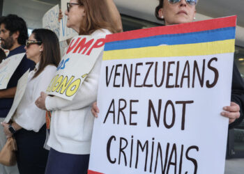 Juez federal de California bloquea el intento de la administración Trump de revocar el TPS para los venezolanos y haitianos en EE.UU.