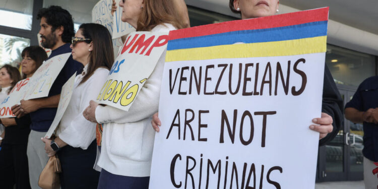 Juez federal de California bloquea el intento de la administración Trump de revocar el TPS para los venezolanos y haitianos en EE.UU.
