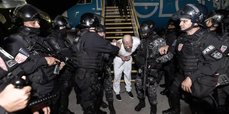 Bloomberg: Alrededor del 90% de los migrantes venezolanos deportados a El Salvador no tenían antecedentes penales en Estados Unidos