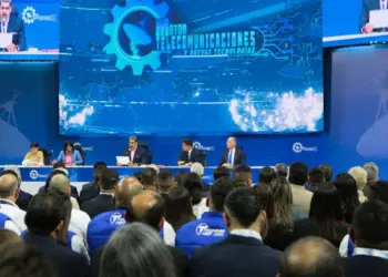 Presidente Maduro pide a empresas de telecomunicaciones interconectar sectores de educación y salud