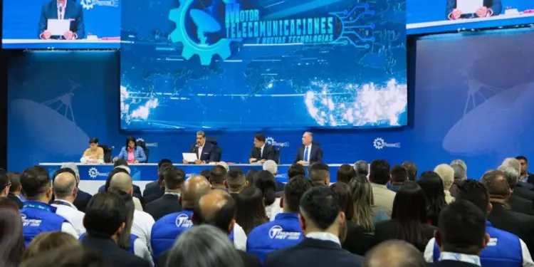 Presidente Maduro pide a empresas de telecomunicaciones interconectar sectores de educación y salud