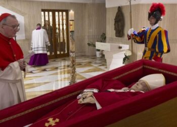 Difunden las primeras imágenes del papa Francisco en el féretro