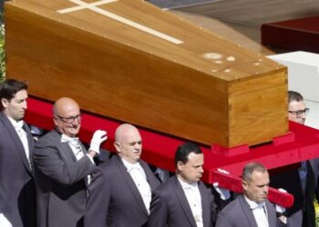 El funeral del papa Francisco, en imágenes: Miles se congregaron en la plaza de San Pedro para despedir al Pontífice