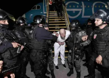 Corte Suprema de EEUU bloquea las expulsiones de venezolanos a El Salvador hasta nueva orden