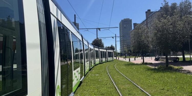 Un gran apagón eléctrico en España afecta al transporte ferroviario y otros servicios