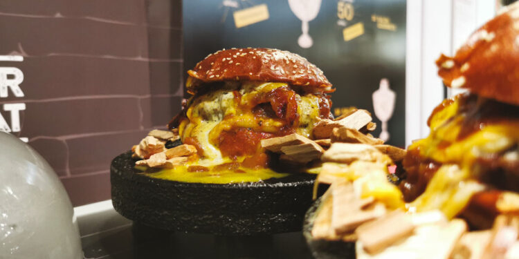 El chef venezolano Manuel Andrés Pérez, ganador de la Mejor Hamburguesas Gourmet de España