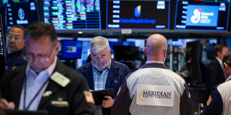 Wall Street reacciona a la baja tras cerrar la sesión al arancel global del 10% de Trump